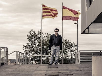 Javier Cercas, en la entrada de la comisaría de los Mossos en Gandesa (Tarragona), donde sitúa su novela.
