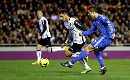 Ronaldo intenta un pase ante el defensa del Valencia Víctor Ruiz