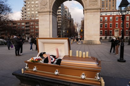 Una parodia de funeral por TikTok este viernes en Nueva York.