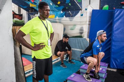 Aziz, un refugiado congoleño de 24 años, profesor de culturismo y fitness de Yoga y Deporte con Refugiados, observa atentamente los movimientos de sus alumnos en el gimnasio.