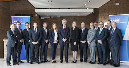 El vicepresidente global de KPMG y presidente de la firma en Espa&ntilde;a, John Scott (en el centro), y el consejero delegado de KPMG en Espa&ntilde;a, Hilario Albarrac&iacute;n (sexto por la derecha), junto a los 12 nuevos socios. 