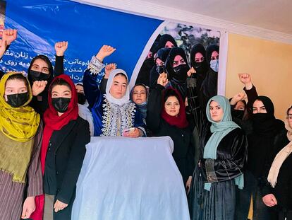Un grupo de mujeres protesta a puerta cerrada contra el veto de los talibanes a la educación femenina universitaria, este martes en Kabul.