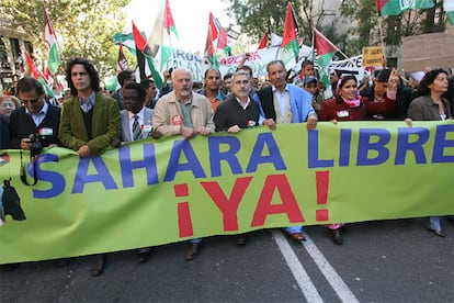 El socialista Pedro Zerolo (2 por la izqda.) y el líder de IU, Gaspar Llamazares  (centro), entre otros, durante la manifestación a favor del pueblo saharaui.