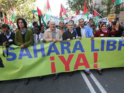 El socialista Pedro Zerolo (2 por la izqda.) y el líder de IU, Gaspar Llamazares (centro), entre otros, durante la manifestación a favor del pueblo saharaui.