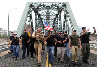 Enrique Tarrio, en el centro y con un megáfono, lidera una manifestación de su organización supremacista en Portland, Oregon, el 17 de agosto de 2019.