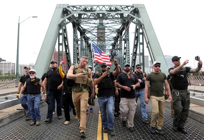 Enrique Tarrio, en el centro y con un megáfono, lidera una manifestación de su organización supremacista en Portland, Oregon, el 17 de agosto de 2019.
