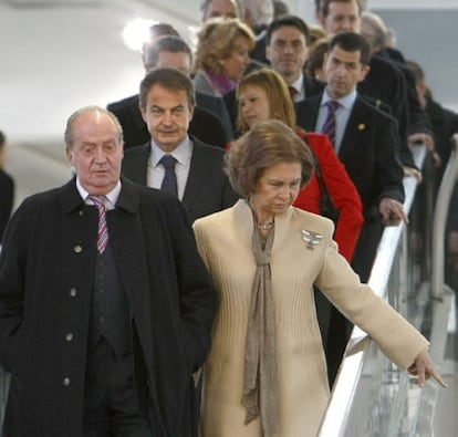Los Reyes y José Luis Rodríguez Zapatero encabezan la comitiva del viaje inaugural  del AVE a Valencia.