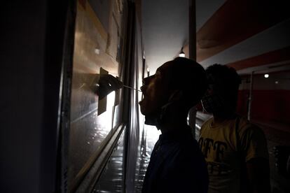 Un trabajador sanitario toma una muestra de un pasajero para detectar la covid-19, en una estación de tren en Gauhati, India, este lunes. El sistema sanitario de la India está colapsado ante el peor aumento de las infecciones por coronavirus que se ha visto hasta ahora. El oxígeno médico escasea, las unidades de cuidados intensivos están llenas, casi todos los respiradores están en uso, y los muertos se acumulan en los crematorios y cementerios.