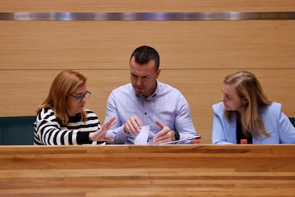 El presidente de la Diputación de Valencia, Vicente Mompó (c), la vicepresidenta de la Diputación de Valencia, Natalia Enguix (d), y la vicepresidenta segunda y responsable de Carreteras, Reme Mazzolari (i), en el hemiciclo.