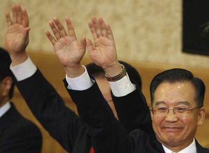 El primer ministro chino, Wen Jiabao, saluda durante la celebración del Congreso del PCCh.
