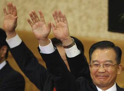 El primer ministro chino, Wen Jiabao, saluda durante la celebración del Congreso del PCCh.