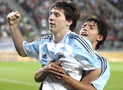 Messi y Agüero festejan un gol con la selección argentina