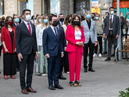 Ofrenda floral del Govern de la Generalitat, durante el acto de homenaje a Rafael Casanovas, este sábado.