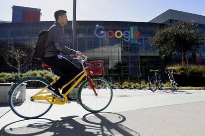 Un ciclista, ante la sede de Google en Mountain View, California, el pasado 18 de febrero. 