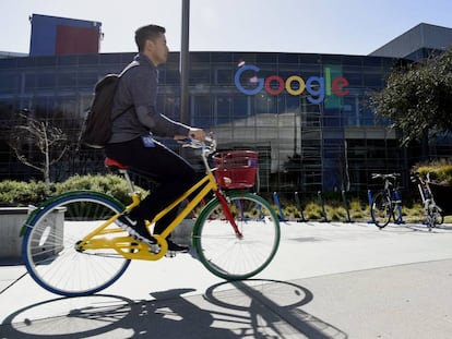 Un ciclista, ante la sede de Google en Mountain View, California, el pasado 18 de febrero. 