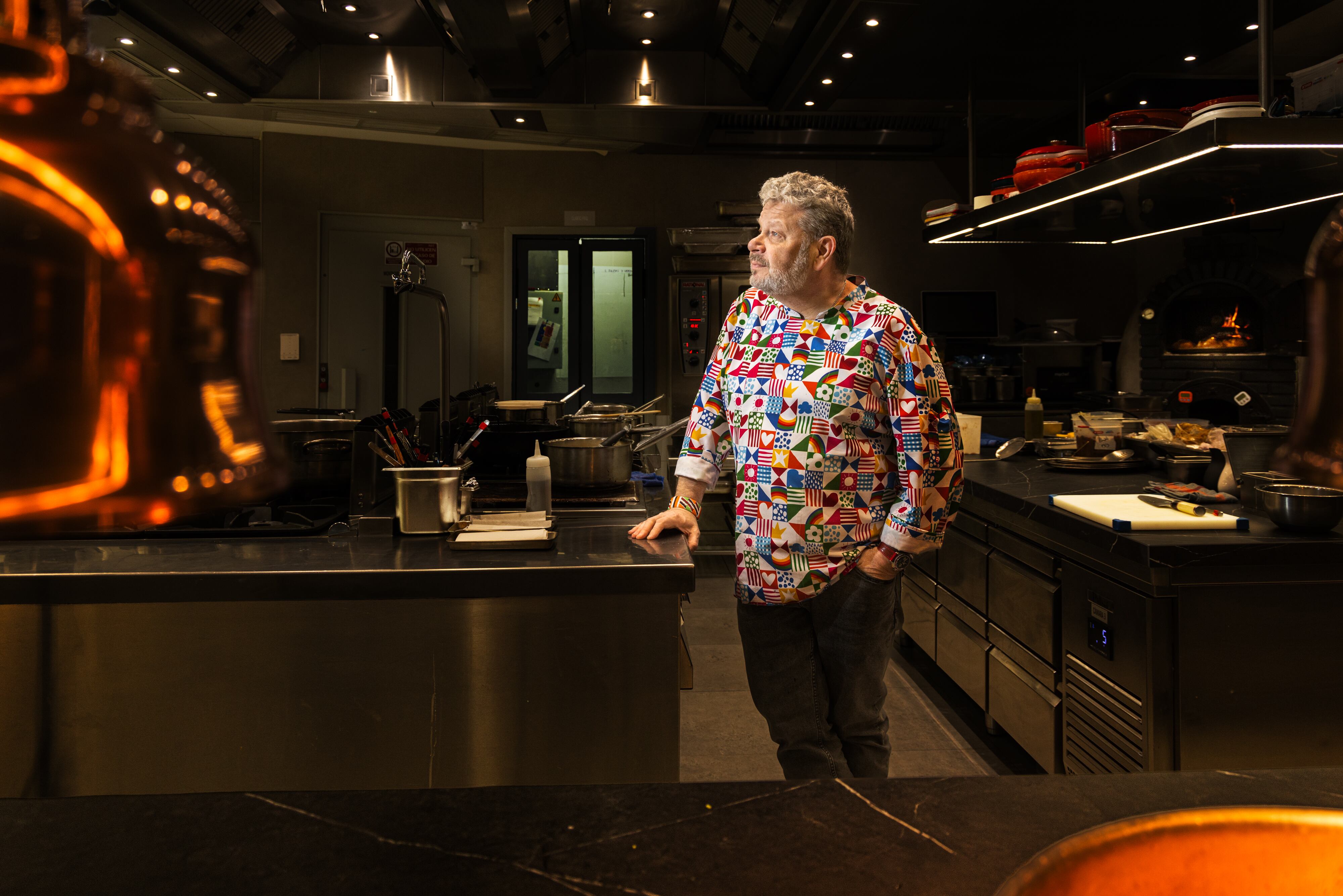 Alberto Chicote abrió Omeraki en 2022, con una sala de 400 metros cuadrados, donde acoge como máximo a 74 comensales.