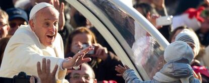 El papa saluda a los fieles en la Plaza de San Pedro.