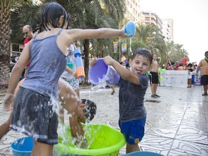 Los alumnos se refrescan ante la sede de la Generalitat en Alicante.