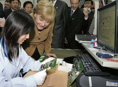 Angela Merkel, durante su visita, el pasado miércoles, a la fábrica de Siemens en Nanjing.