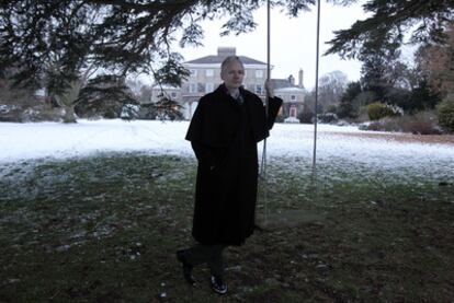 Julian Assange, editor de Wikileaks, ante la mansión de Reino Unido, donde pasa su arresto domiciliario,
el pasado día 19.