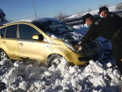 Efectivos de la UME liberan un coche de la nieve, en la M-40, este lunes.