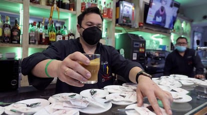 Un camarero sirve un cafe el día que reabrió la hostelería en el interior del establecimiento en Castilla y León.