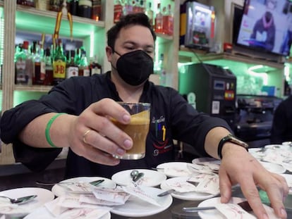 Un camarero sirve un cafe el día que reabrió la hostelería en el interior del establecimiento en Castilla y León.