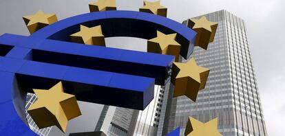 Escultura del euro en la sede del BCE