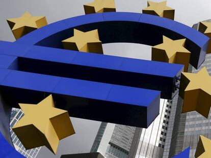 Escultura del euro en la sede del BCE