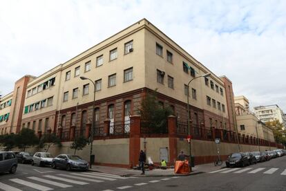 Palacete con instalaciones del Ministerio de Defensa en la calle Raimundo Fernández Villaverde, antes de su demolición