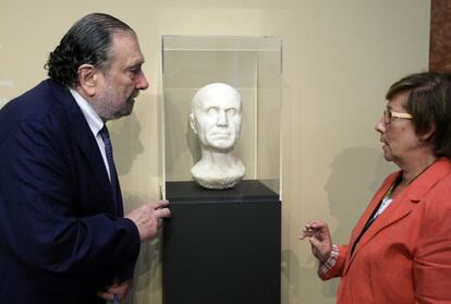 La directora del Museo Arqueológico de Jerez de la Frontera, Rosalía González Rodríguez, y Javier Viar, del Bellas Artes de Bilbao, ante la escultura 'Retrato de anciano'.