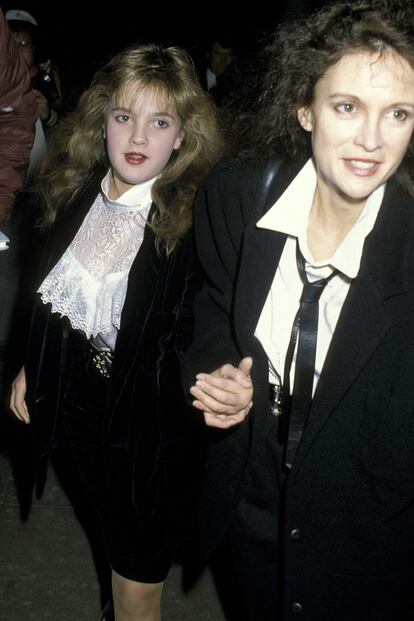 Drew Barrymore y su madre Jaid se convirtieron en una pareja habitual en cada fiesta del Hollywood de la década de los ochenta.