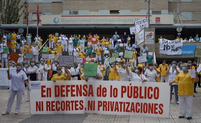 Concentración de las trabajadoras del Hospital Gregorio Marañón por la privatización del servicio de limpieza.