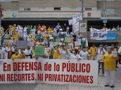 Concentración de las trabajadoras del Hospital Gregorio Marañón por la privatización del servicio de limpieza.