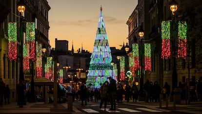 Luces de Navidad a primeros de diciembre, en el centro de Madrid.