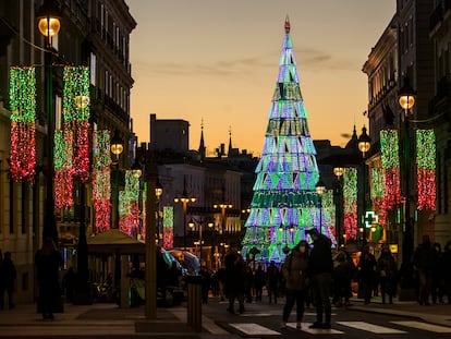 Las luces de Navidad en calle de Alcalá y Puerta del Sol, el pasado diciembre.