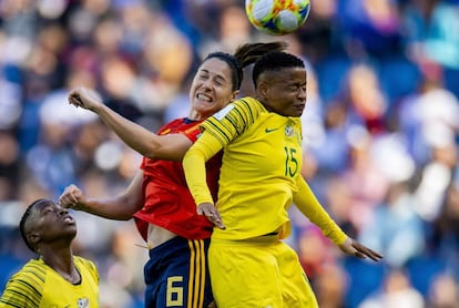 Vicky Losada (a la izquierda) y Refiloe Jane luchan por el control de la pelota.