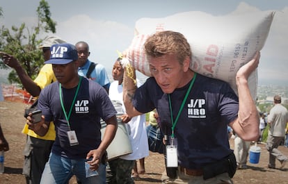 Sean Penn ayudando en el año 2010 en labores humanitarias en Haití.