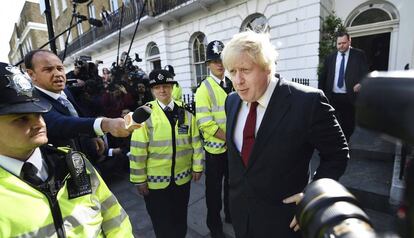 El exalcalde de Londres, Boris Johnson, rodeado por los medios de comunicación al salir de su residencia en Londres. Johnson ha sido el principal rostro de la campaña a favor del 'Brexit'.