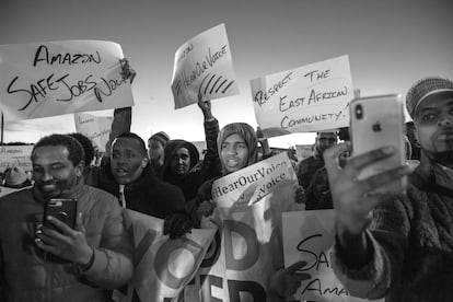 Trabalhadores somalis da Amazon participam de um protesto em Minneapolis, em 2018. 