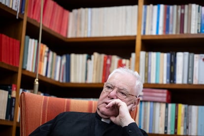 El cardenal alemán Gerhard Ludwig Müller, en un momento de la entrevista en su despacho de Roma.