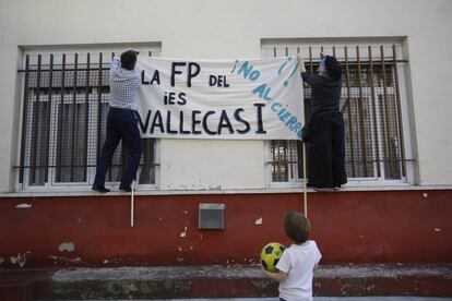 Concentración en la puerta del IES Vallecas I en contra de la supresión de los grados de FP del centro.