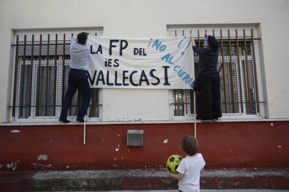 Concentraci&oacute;n en la puerta del IES Vallecas I en contra de la supresi&oacute;n de los grados de FP del centro.