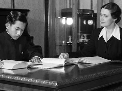 Ahikito, durante una clase privada con su tutora estadounidense, Elizabeth Gray Vining, en 1950.