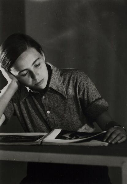 Kati Horna, en el estudio de József Pécsi en Budapest, en un retrato atribuido a Robert Capa.  