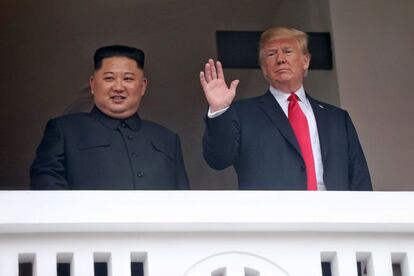 Kim Jong-un y Donald Trump saludan desde un balcón del hotel Capella en Singapur durante un descanso de las conversaciones entre ambas naciones.