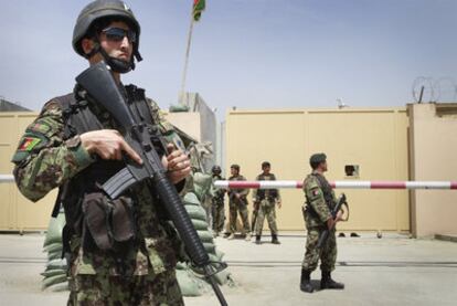 Soldados afganos vigilan el exterior del aeropuerto de Kabul tras el tiroteo en la base aérea adyacente.