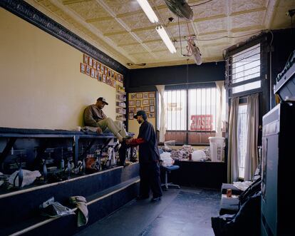 El salón de limpiabotas Red’s Shoe Shine es toda una institución, donde la gente, además de abrillantarse los zapatos, acude a enterarse de las novedades del barrio. 
