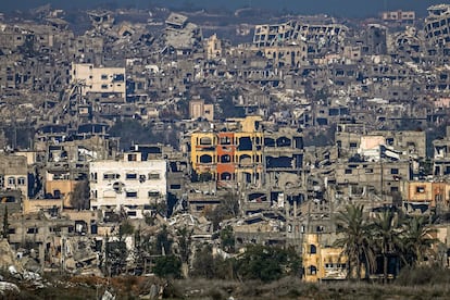 Vistas de edificios destrozados de Gaza, este jueves.
