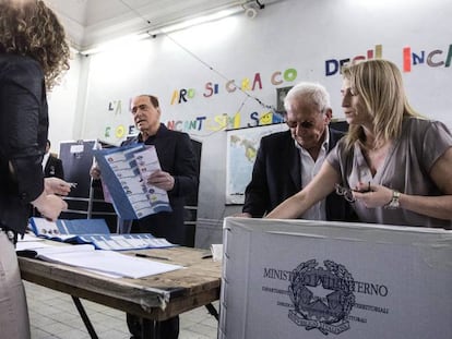 El líder de Forza Italia, Silvio Berlusconi, vota a Roma.